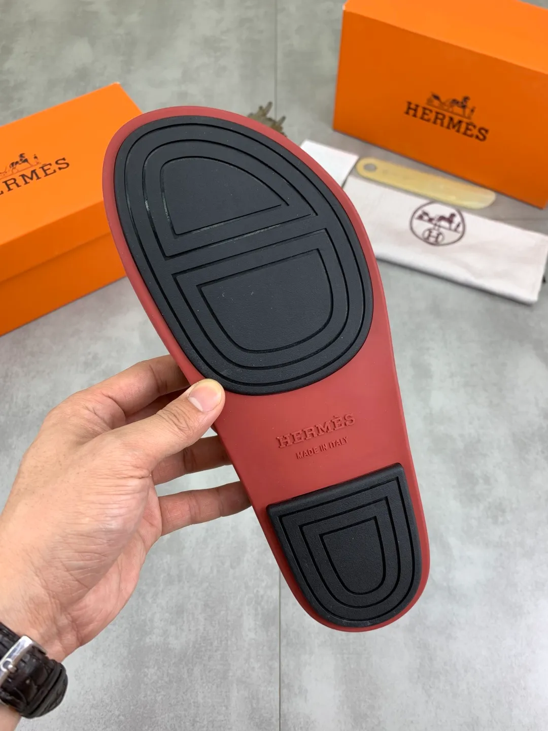 Men's shoes 💰P440 New [HERMES] high-end quality new Hermès slippers, made of imported silk calfskin, wear-resistant and non-slip rubber outsole. Fashionable and elegant code number: 39-44 (38 45 46 customized)
